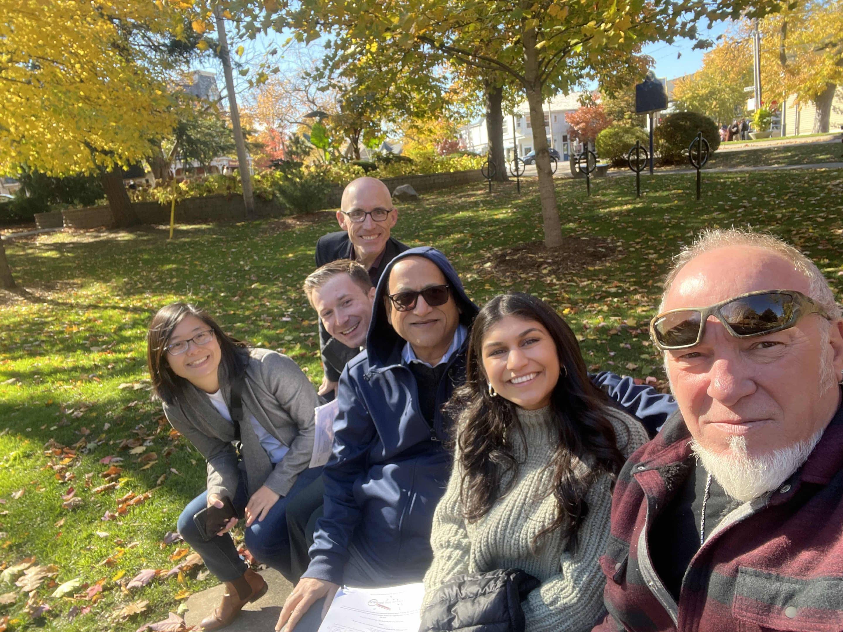 6 people taking a break in the park in the fall