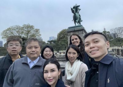 Scavenger hunt team takes selfie with a statue